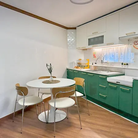 Max 6, 3 Queen Beds, Luggage Keep, Near Hongdae