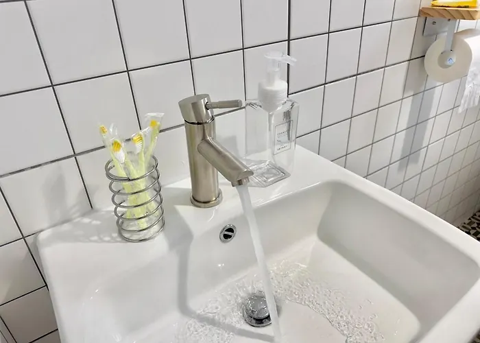 Bed & Breakfast Max 6, 3 Queen Beds, Luggage Keep, Near Hongdae Seoul