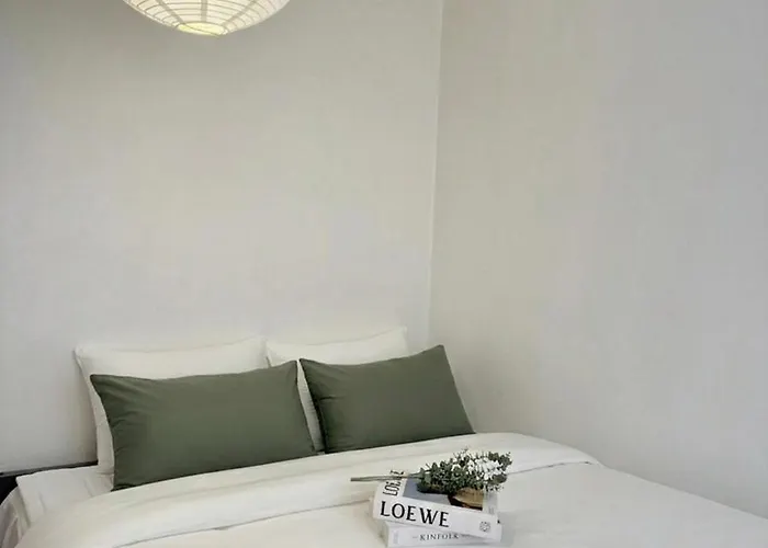 Max 6, 3 Queen Beds, Luggage Keep, Near Hongdae Bed & Breakfast