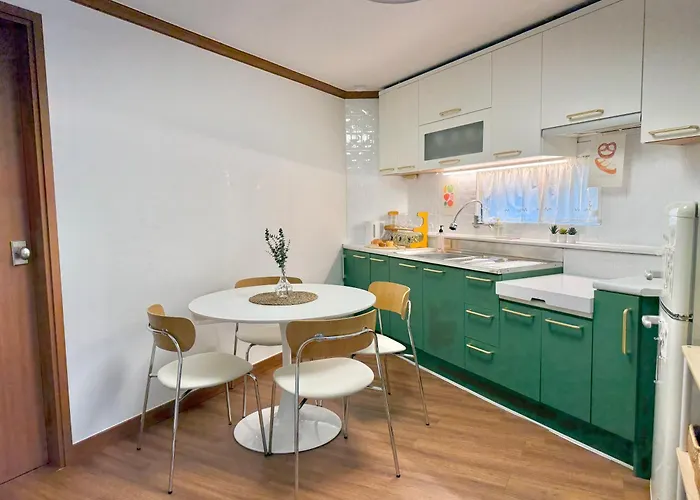 Bed & Breakfast Max 6, 3 Queen Beds, Luggage Keep, Near Hongdae